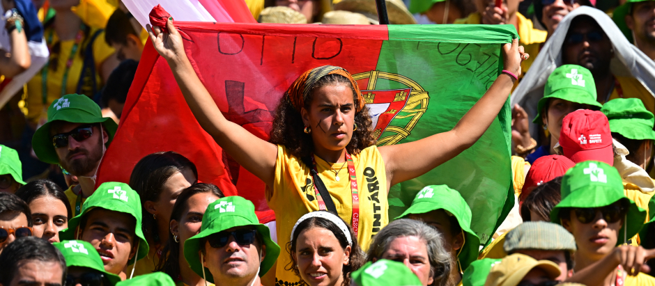 Volunteers of the World Young Day (WYD) attend a meeting with the pope in Alges, 10 km away from Lisbon, on August 6, 2023. Pope Francis celebrated an open-air Mass before a huge crowd today at a waterside park near Lisbon to wrap up the WYD, the largest Catholic gathering in the world, created in 1986 by John Paul II. Around 1.5 million people attended the service at the Parque Tejo park on the eastern outskirts of the Portuguese capital, the Vatican said. (Photo by Marco BERTORELLO / AFP)
