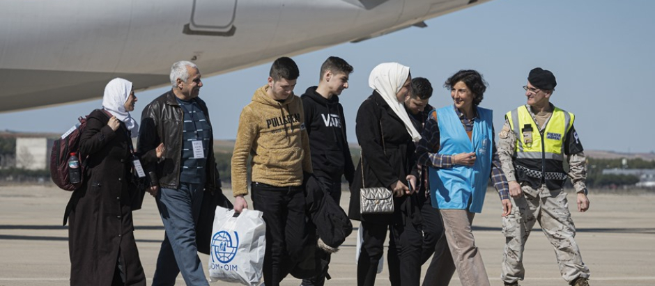 Llegada de refugiados sirios afectados por el terremoto de Turquía, a su llegada a la base aérea de Torrejón de Ardoz (Madrid).