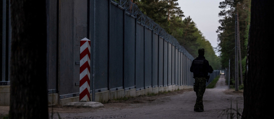 Un guardia fronterizo patrulla a lo largo del muro fronterizo en la frontera entre Polonia y Bielorrusia