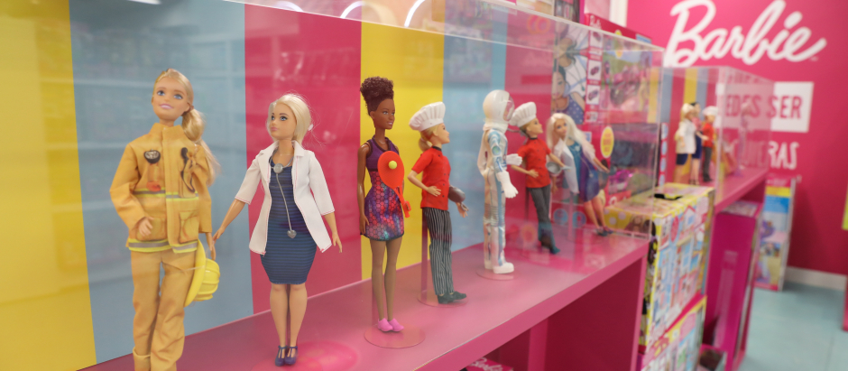 Muñecas de Barbie colocadas en la sección de juguetería infantil