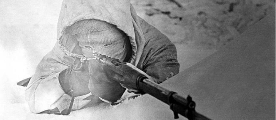 Simo Häyhä apunta con su rifle desde su posición de francotirador