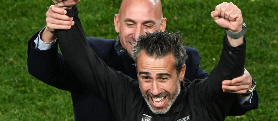 Rubiales levanta los brazos de Vilda, el entrenador que lleva a España a la final del Mundial