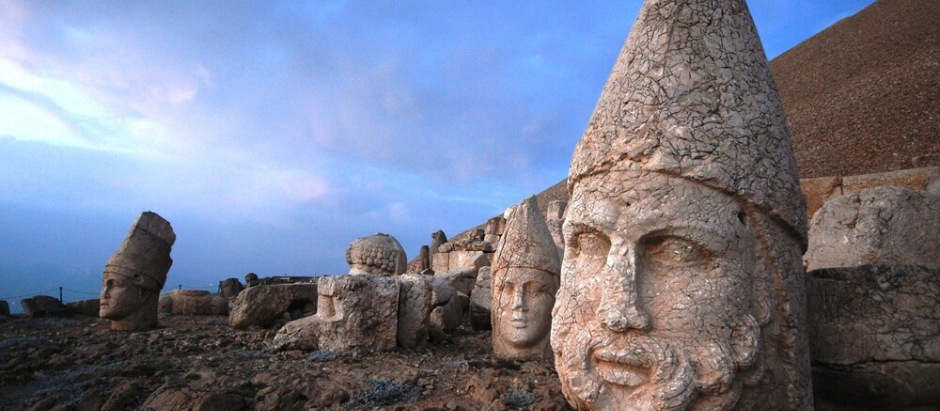 La tumba-santuario de Antíoco I en la cima del monte Nemrut en Turquía