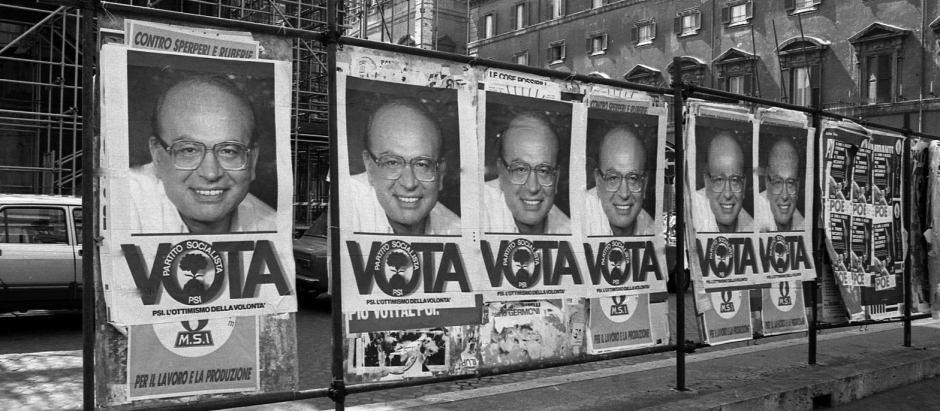 Carteles electorales del PSI con un retrato de Bettino Craxi