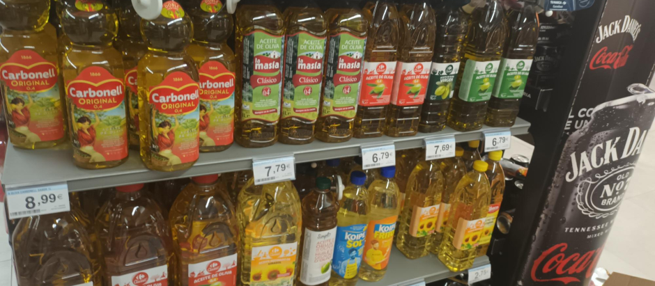 Aceites de oliva en el lineal de un supermercado de Córdoba a mediados de agosto.