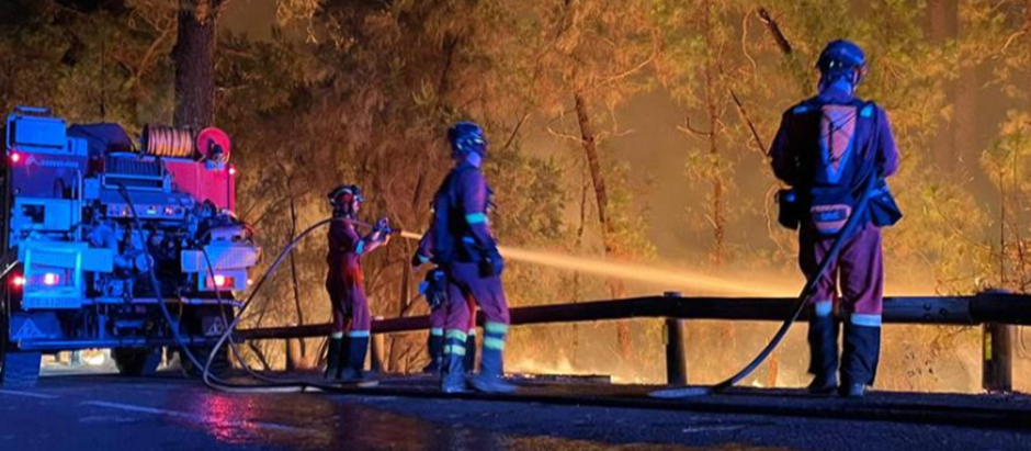 Más de un centenar de militares de la UME han colaborado durante la noche en el incendio de Tenerife