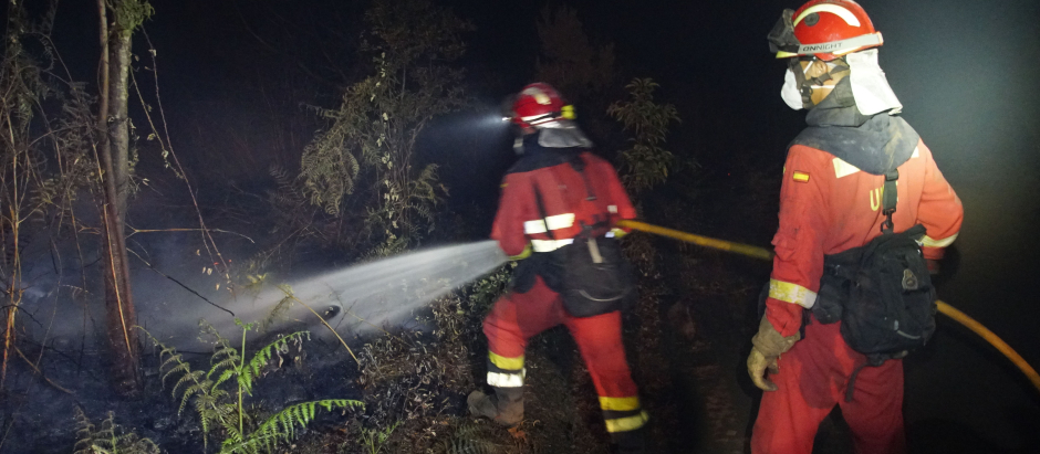 Miembros de la Unidad militar de emergencias (UME) trabajan en labores de extinción del incendio forestal de la isla de Tenerife,