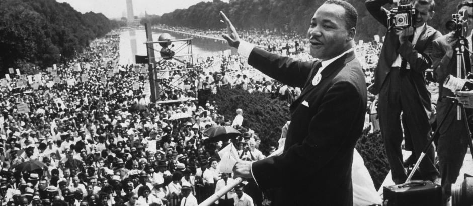 Martin Luther King saluda a la multitud durante la Marcha en Washington, 1963