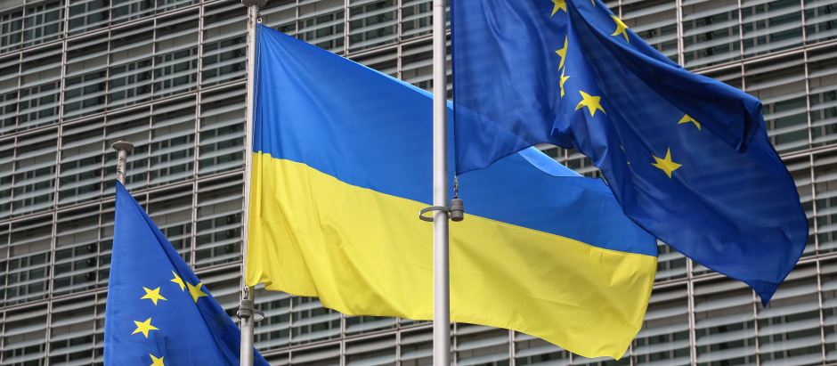La bandera ucraniana luce en Bruselas desde el inicio de la guerra