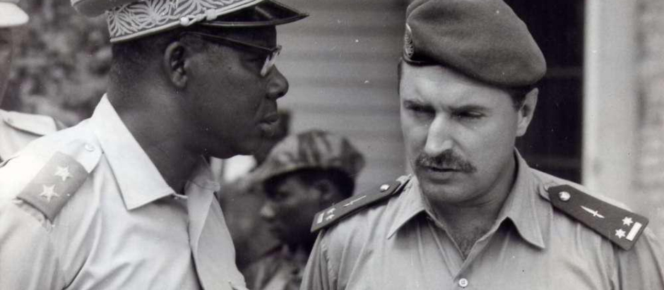 El mercenario francés Bob Denard (Gilbert Bourgeaud) junto al futuro dictador de la República Democrática del Congo