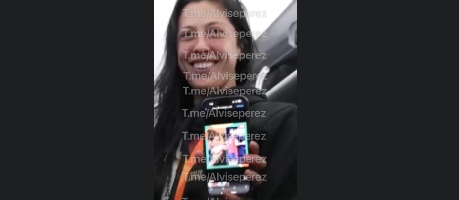 Una imagen muestra a Jenni Hermoso posando junto a un meme de su beso con Rubiales