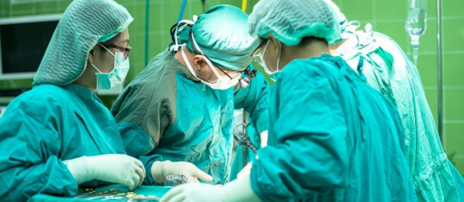 Cirujanos llevan a cabo una operación