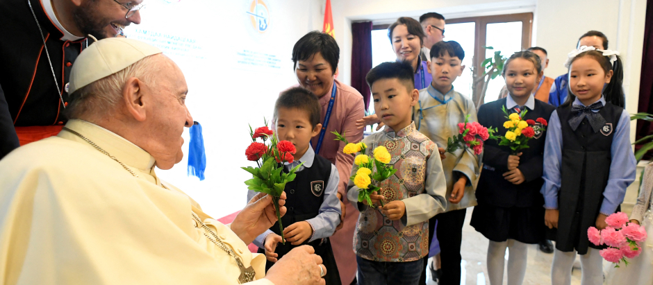 This handout photo released by Vatican Media on September 1, 2023 shows children greeting Pope Francis upon his arrival at the Apostolic Prefecture of Ulaanbaatar. (Photo by Handout / VATICAN MEDIA / AFP) / RESTRICTED TO EDITORIAL USE - MANDATORY CREDIT "AFP PHOTO /  VATICAN MEDIA " - NO MARKETING - NO ADVERTISING CAMPAIGNS - DISTRIBUTED AS A SERVICE TO CLIENTS