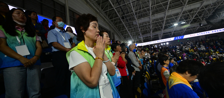 The faithful attend Holy Mass led by Pope Francis at the Steppe Arena in Ulaanbaatar on September 3, 2023. Pope Francis on September 3 hailed religion's power to resolve conflict and promote peace, on his final full day in the Mongolian capital of Ulaanbaatar for a visit that has seen him seek to build bridges with neighbouring China. (Photo by Pedro Pardo / AFP)