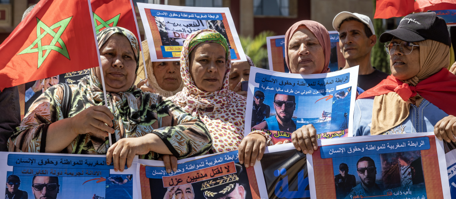 Marroquíes portan carteles durante una manifestación en Rabat condenando el asesinato de dos nacionales