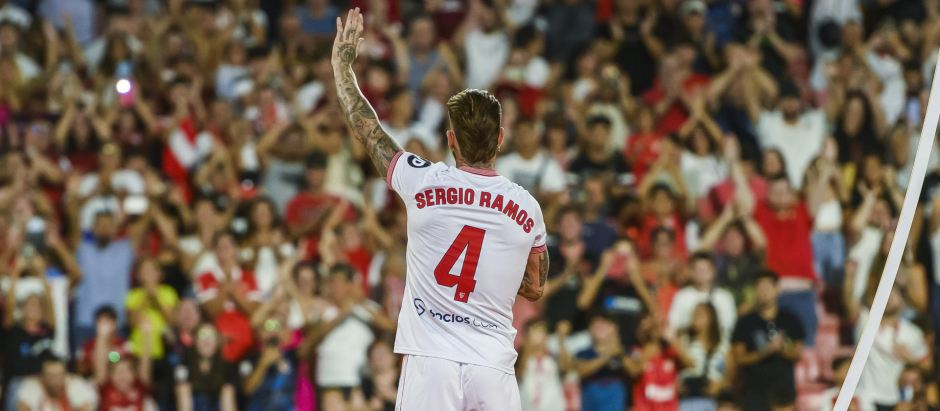 El central Sergio Ramos en su presentación como nuevo jugador del Sevilla FC en el estadio Ramón Sánchez Pizjúan de Sevilla