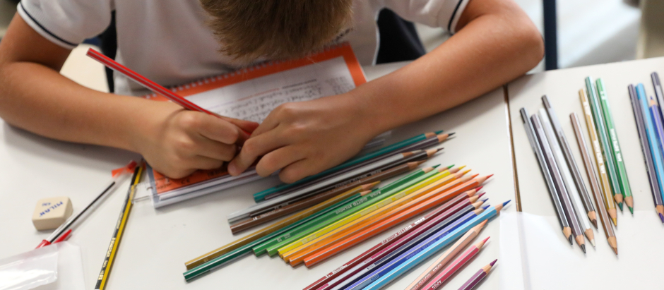 Un niño colorea el día del inicio del curso