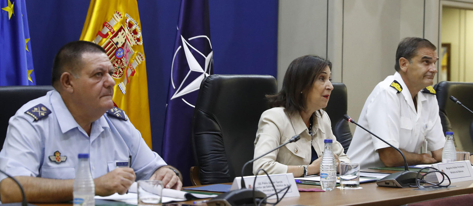 La ministra de Defensa en funciones, Margarita Robles, mantiene una videoconferencia con barcos de la Armada
