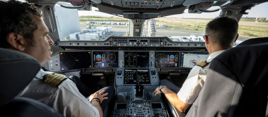 La imagen de dos pilotos en una cabina de avión podría ser cosa del pasado