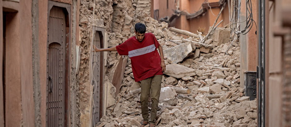 Un hombre camina entre los escombros de los edificios tras el terremoto