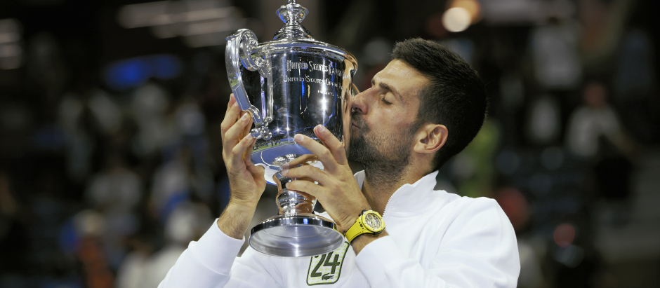 Flushing Meadows (United States), 11/09/2023.- Novak Djokovic of Serbia celebrates with his trophy after he won against Daniil Medvedev of Russia in their Men's Final match at the US Open Tennis Championships at the Flushing Meadows, New York, USA, 10 September 2023. The US Open runs from 28 August through 10 September. (Tenis, Rusia, Nueva York) EFE/EPA/CJ GUNTHER