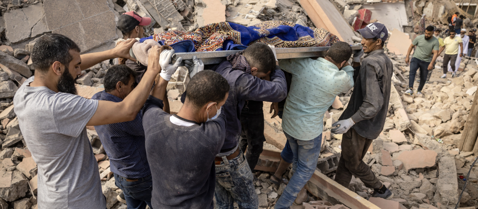 Varias personas llevan los restos de una víctima del terremoto en la aldea de Imi N'Tala