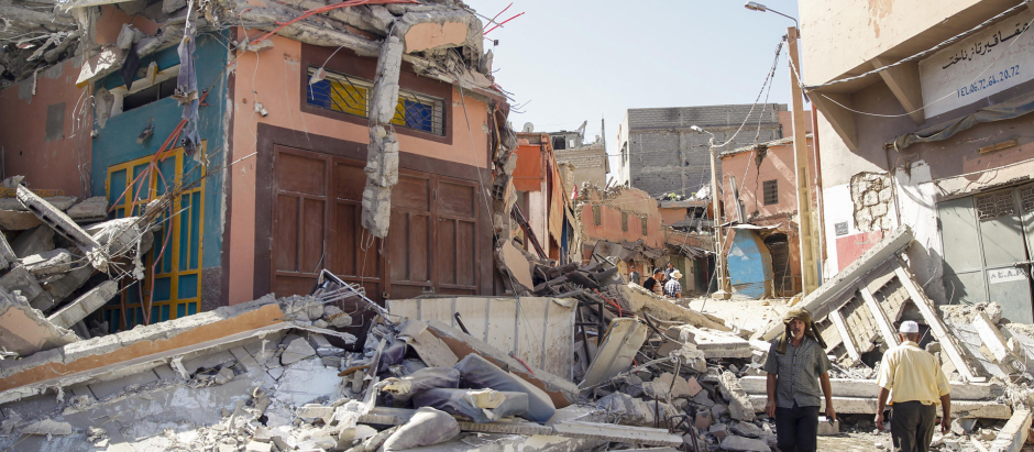 Las calles de Amizmiz, situada a unos 30 kilómetros del epicentro del terremoto, en las faldas del Atlas, llena de cascotes y escombros de edificios derruidos tras el terremoto que sacudió el suroeste del país la pasada madrugada