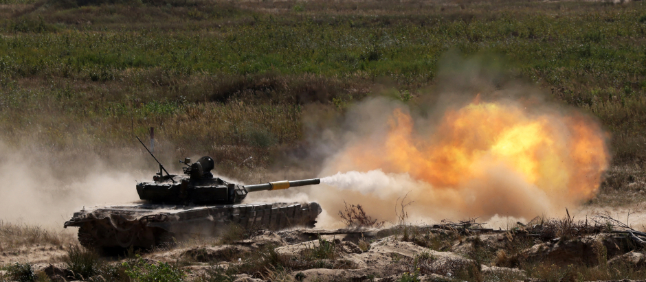 Un tanque ucraniano dispara durante un ejercicio de entrenamiento en la región de Chernigiv