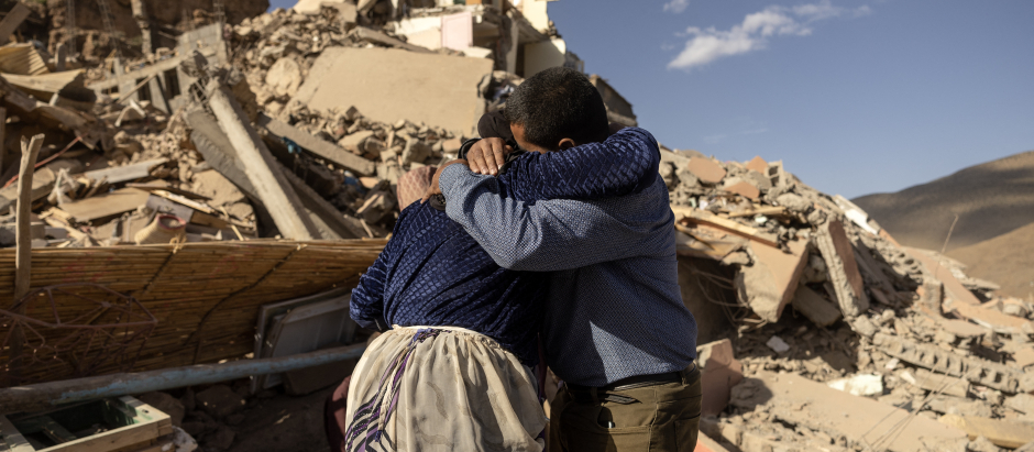 Miembros de una familia lloran la pérdida de sus seres queridos en Marruecos