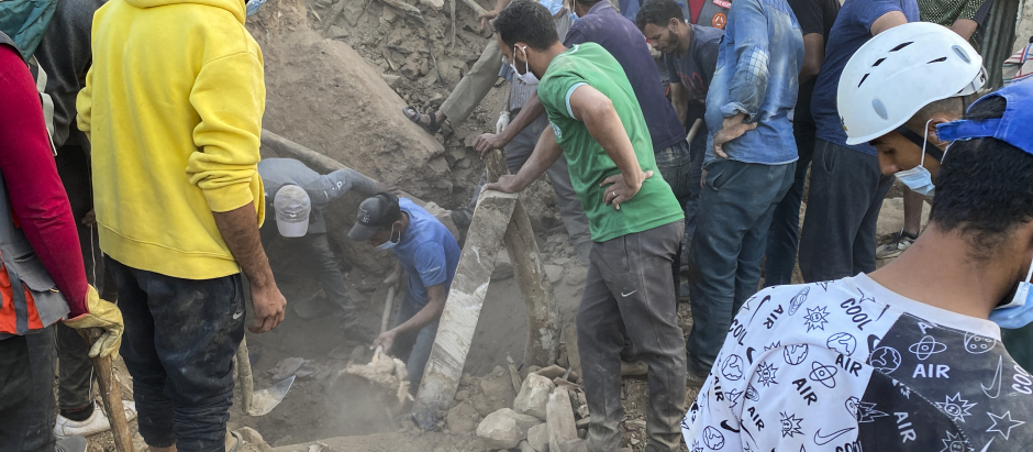 TNIRT (MARRUECOS), 12/09/2023.- Miembros de Protección Civil, bomberos y personal civil siguen buscando a los desaparecidos bajo los escombros hoy lunes en el pueblo de Tnirt tras el terremoto que sacudió Marruecos el pasado viernes. EFE/Fátima Zohra Bouaziz
