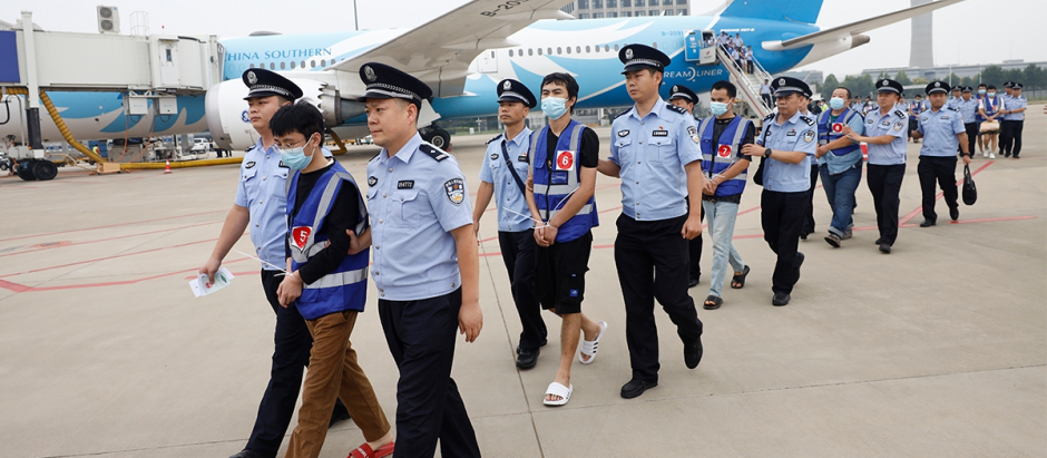 China repatría a 164 ciudadanos desde Laos para enjuiciarlos por fraude electrónico