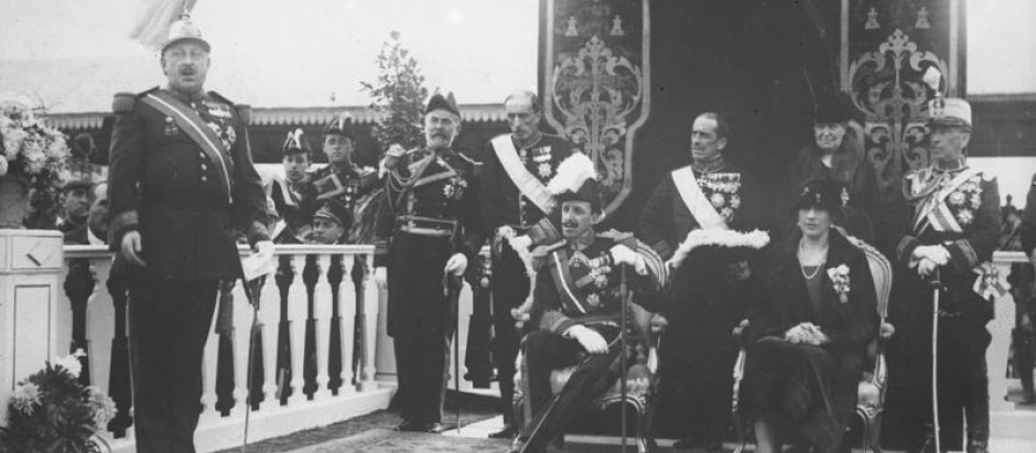 Primo de Rivera pronuncia un discurso ante los reyes en 1927, durante la conmemoración del 25 aniversario del acceso al trono de Alfonso XIII