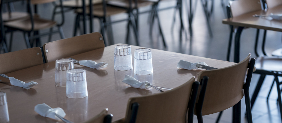 Una mesa de comedor escolar