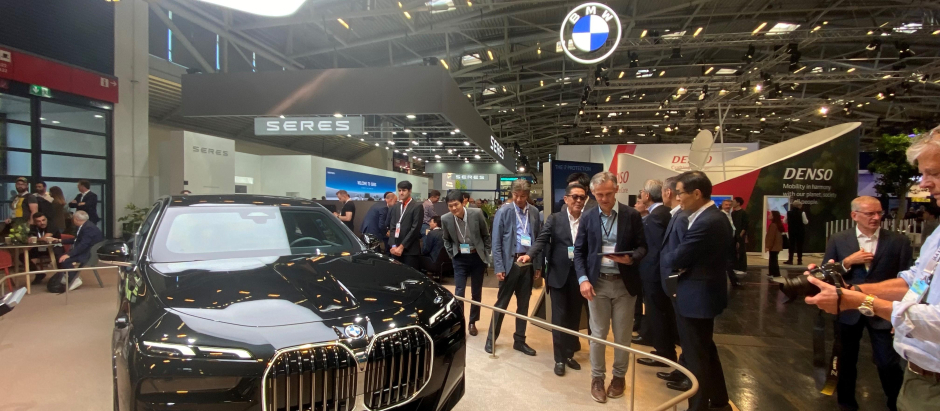 La marca china Seres compite en tamaño de stand con BMW en el Salón de Munich