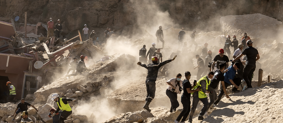 La gente reacciona tras una réplica en la aldea de Imi N'Tala, afectada por el terremoto, cerca de Amizmiz