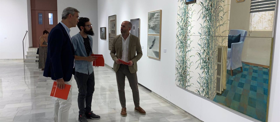 El delegado de Turismo, Cultura y Deportes de la Junta en Córdoba, Eduardo Lucena (dcha.), en la presentación de la muestra