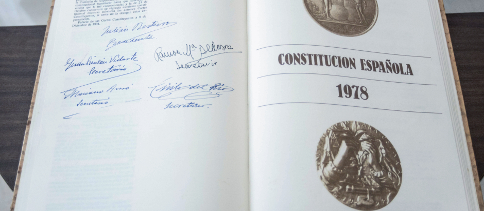 El ejemplar oficial de la Constitución Española firmado en Mahón por las autoridades