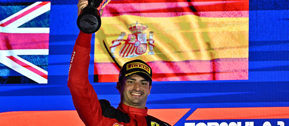 Carlos Sainz celebra la victoria en Singapur con la bandera de España de fondo