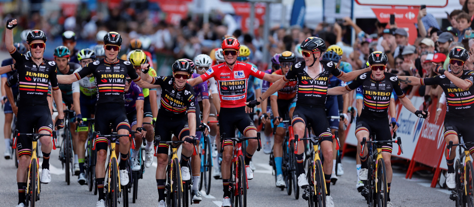 Sepp Kuss celebra con sus compañeros del Jumbo Visma el triunfo en la Vuelta a España