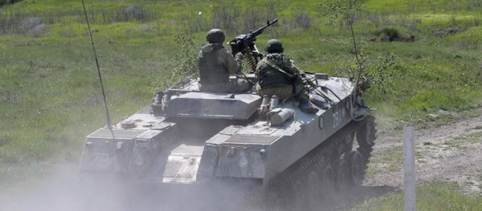 Un tanque ucraniano recorre una zona rural del sur de Zaporiyia