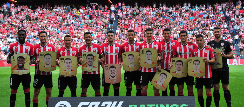 Los jugadores del Athletic, posando con las cartas de EA Sports con la bandera de España borrada