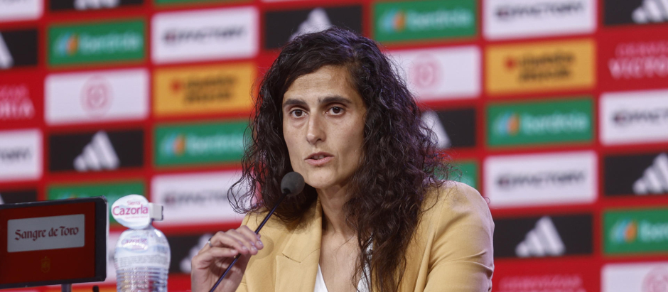 Montse Tomé, nueva entrenadora de la selección femenina, con Pedro Rocha, presidente de la Federación