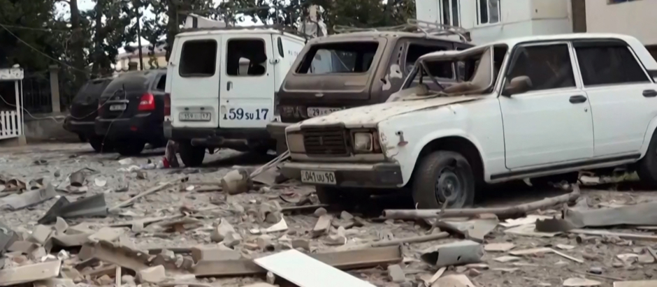 Restos esparcidos por una calle alrededor de coches dañados en Stepanakert,