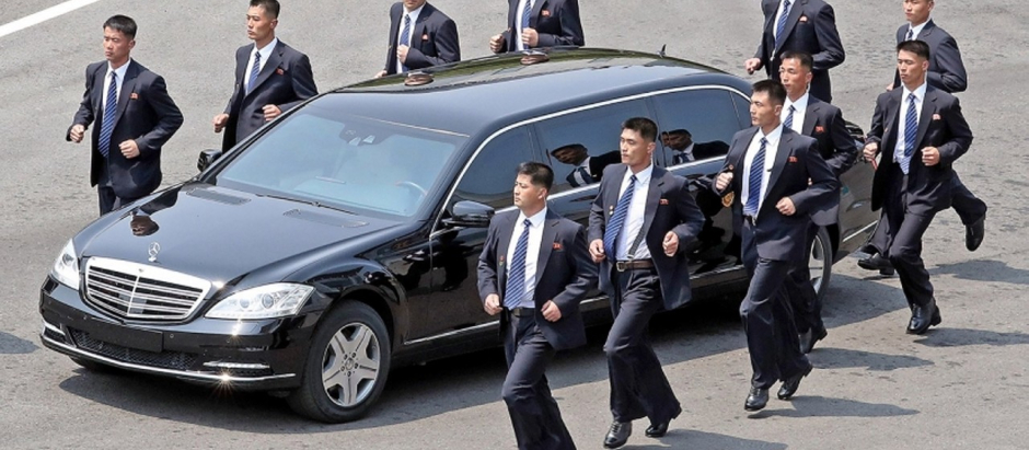 Kim Jong Un en una de sus limusinas Mercedes