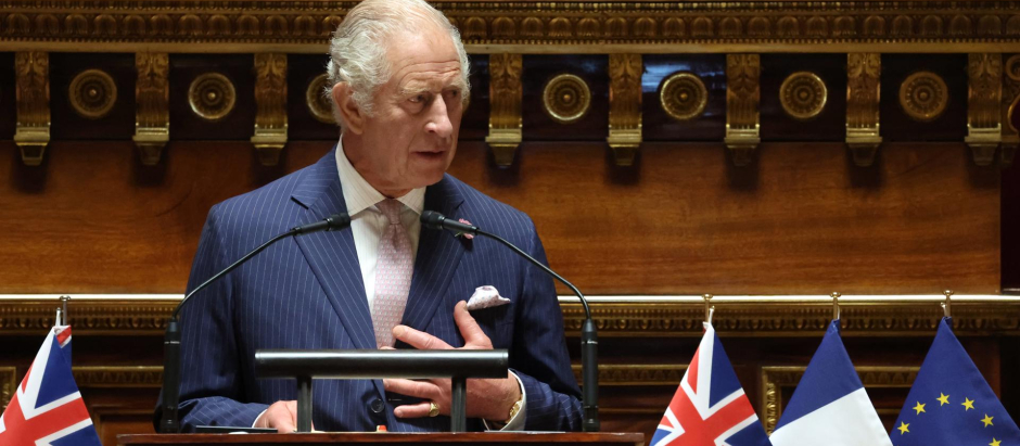 Paris (France), 21/09/2023.- Britain's King Charles addresses Senators and members of the National Assembly at the French Senate, the first time a member of the British Royal Family has spoken from the Senate Chamber, in Paris, France, 21 September 2023. Britain's King Charles III and his wife Queen Camilla are on a three-day state visit starting from 20 September, to Paris and Bordeaux, six months after rioting and strikes forced the last-minute postponement of his first state visit as king. (Francia, Reino Unido, Burdeos) EFE/EPA/EMMANUEL DUNAND / POOL MAXPPP OUT
