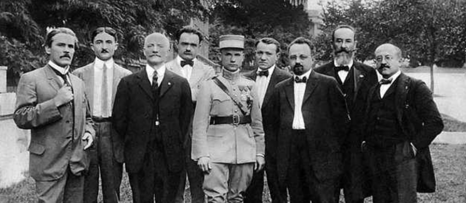 Milan Rastislav Stefánik (en el centro, de uniforme) durante una visita a Washington en 1910