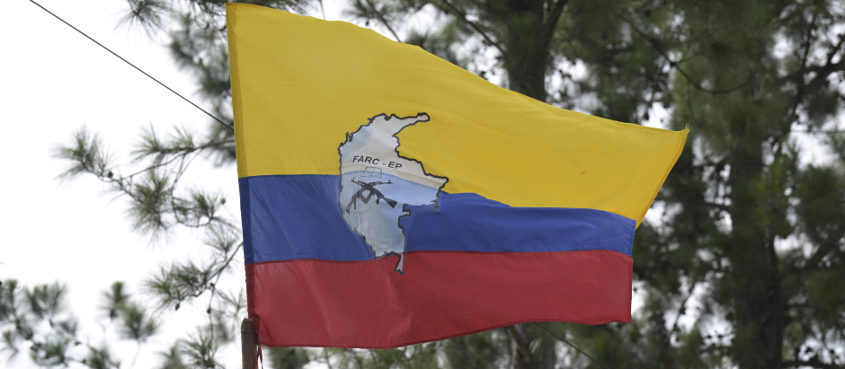 Una bandera con el logo de las FARC-EP ondea en el pueblo de Suarez, departamento del Cauca