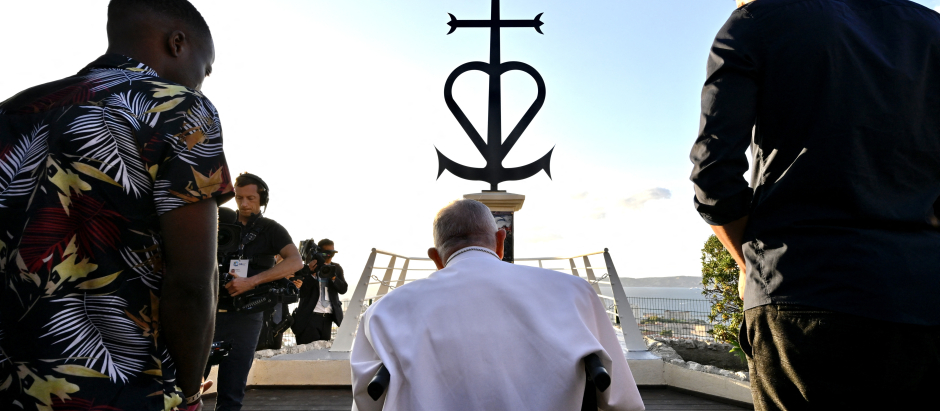 El Papa Francisco, frente al monumento dedicado a los fallecidos en el mar, junto a dos jóvenes que dieron su testimonio