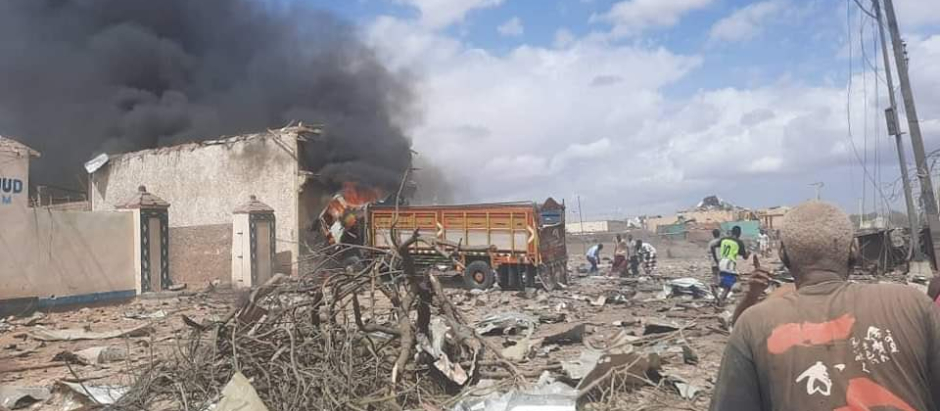 Un camión cargado con explosivos fue empotrado en un puesto de control militar en Somalia