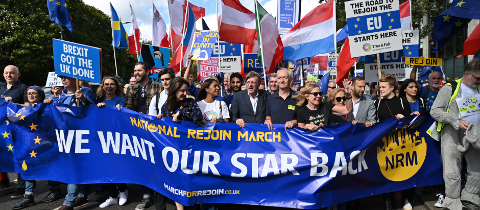 Centenares de británicos se manifestaron contra el brexit y pidieron reincorporarse en la EU